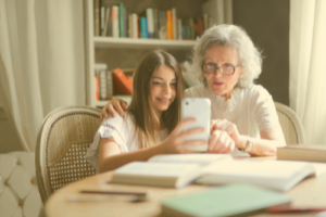 bedstemor og barnebarn, smartphone